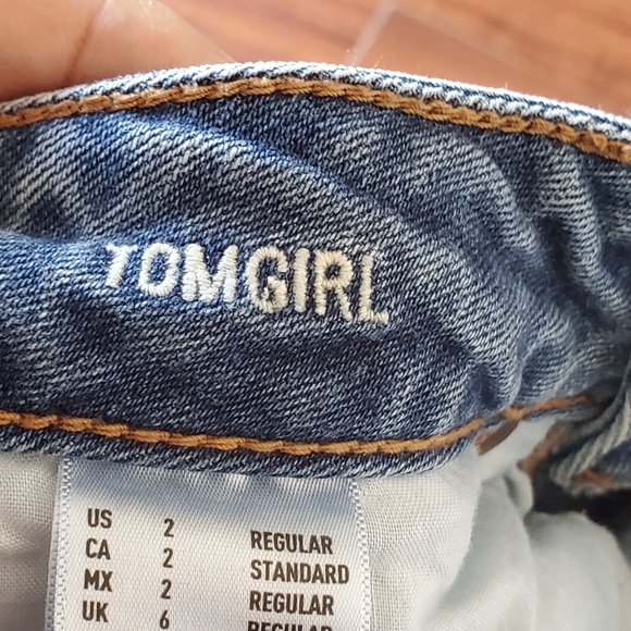 AE Tomgirl Stretch 9" High Rise distressed Jeans - Picture 6 of 9